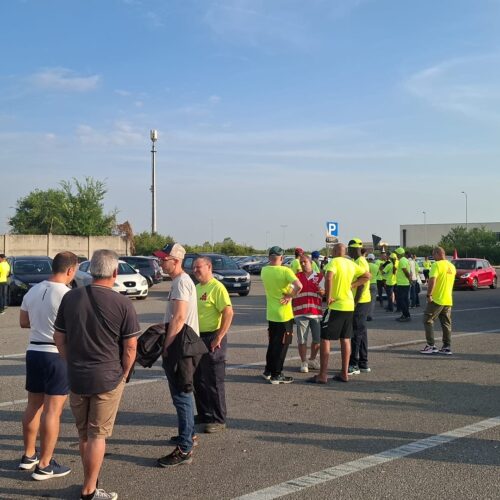 Lunghe code di camion e lavoratori davanti ai cancelli. Scattato lo sciopero all’Interporto di Rivalta Scrivia