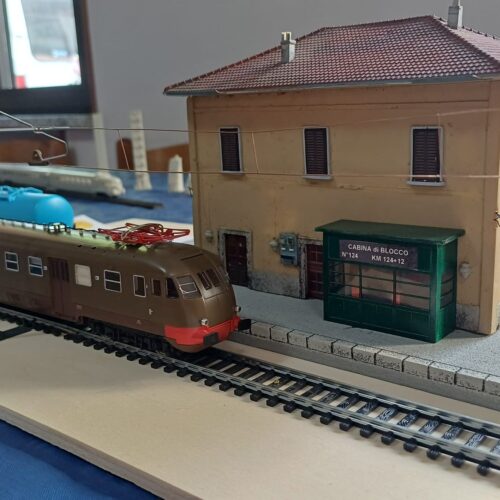 Trenini, soldatini, aerei, auto e pezzi di storia: il modellismo in mostra dagli Alpini