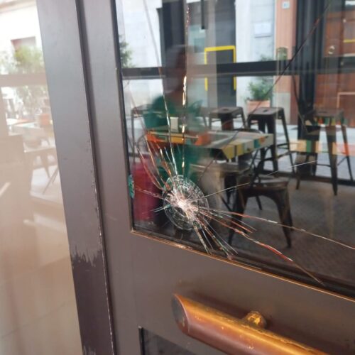 Danneggiate nella notte le vetrate del Caffè degli Artisti