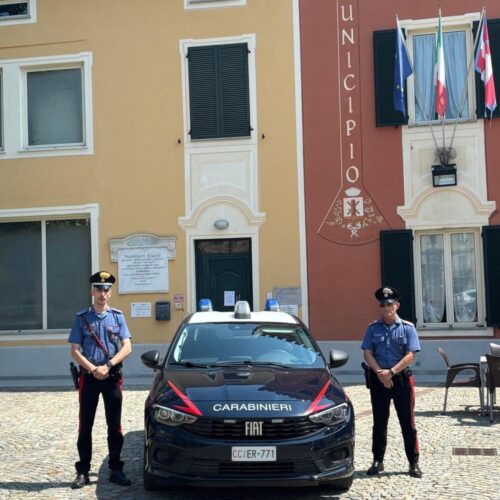 Predosa, torna davanti al bar con un martello dopo una lite: denunciato