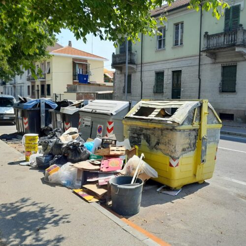 Rifiuti abbandonati fuori dai cassonetti: individuati i responsabili, scattano denuncia e sanzioni