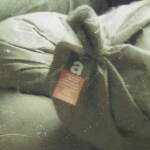 Eternit: la fine della fabbrica della morte, l’inizio del dolore: le prime puntate della docuserie “Negli occhi di chi resta”