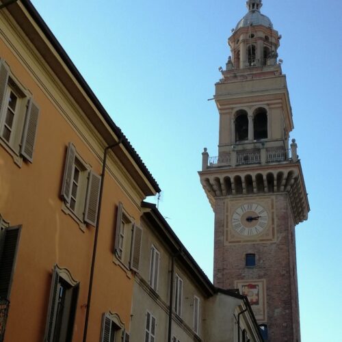 Casale Monferrato illumina di viola la Torre Civica per la Giornata Mondiale della Sclerosi Sistemica