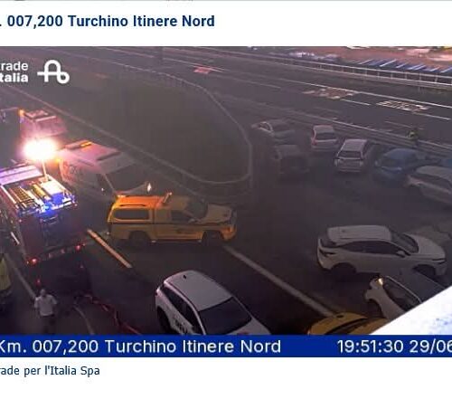 Auto a fuoco in galleria sulla A26: automobilisti escono a piedi