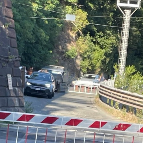 A Ovada auto resta incastrata tra le sbarre del passaggio a livello