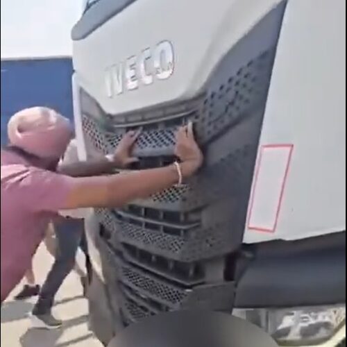 Camion forza blocco dei lavorati davanti al magazzino In’s di Tortona. Tensione al presidio