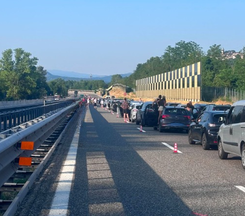 Incidente tra una moto e un’auto sulla A26: traffico bloccato