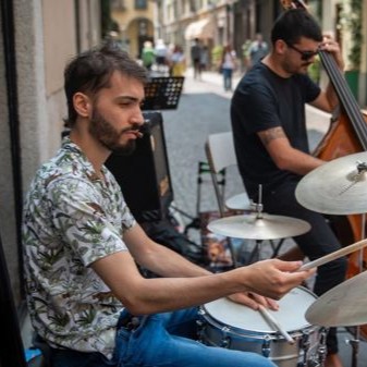 Il sabato di Novara suona “di classe”: il centro diventa un palco diffuso