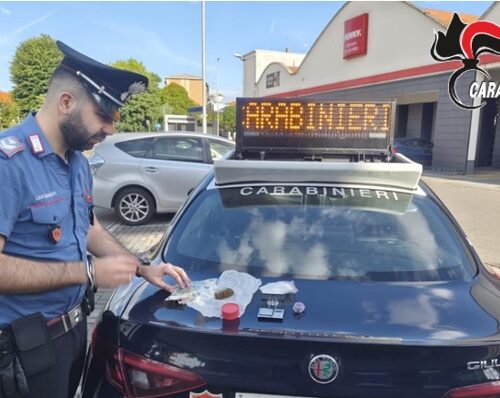 L’odore di hashish li tradisce e per una ragazza di 18 anni scatta la denuncia