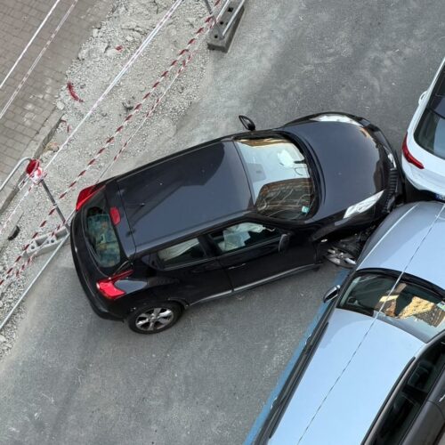 Incidente in corso Virginia Marini ad Alessandria: auto contro un veicolo parcheggiato