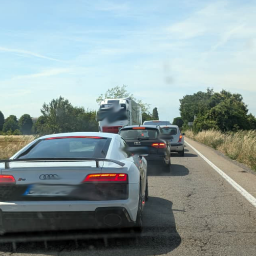 Auto in fiamme vicino al cimitero di Spinetta: incendio spento ma traffico a rilento