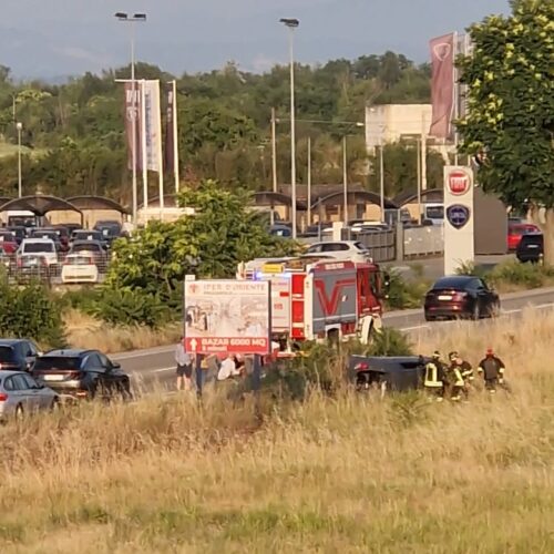 Incidente a Spinetta, auto ribaltata: nessun ferito grave