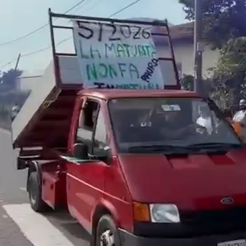 Fumogeni, trattori e clacson per l’ultimo giorno dei maturandi dell’Agrario di Rosignano