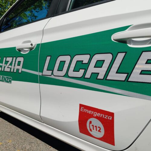 Inseguimento di un’auto rubata a Valenza: la Polizia Locale indaga su un uomo in fuga