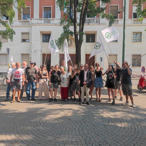 “La salute vale più del profitto”: i cittadini di Spinetta davanti al Tribunale durante il processo ex Solvay