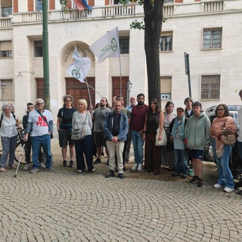 Pfas, davanti al Tribunale presidio dei cittadini di Spinetta: “Regione non accetti accordi economici con Syensqo”