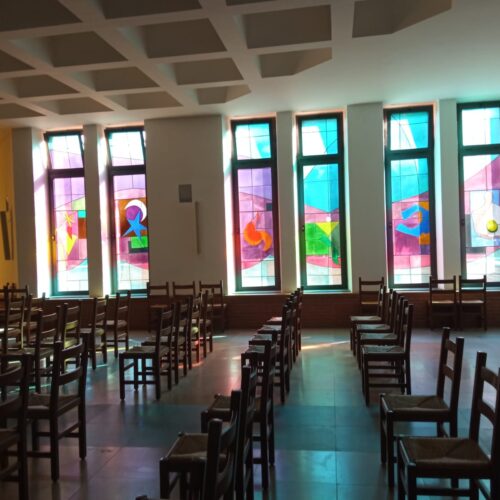 Restaurate le vetrate artistiche alla parrocchia Santi Apostoli di Alessandria: domenica l’inaugurazione