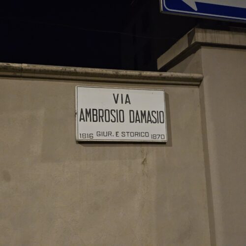 Altro refuso nella targa di una via di Alessandria: Ambrogio Damasio diventa “Ambrosio”