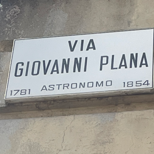 Nuova svista sulla targa di una via di Alessandria: sbagliato l’anno di morte di Giovanni Plana