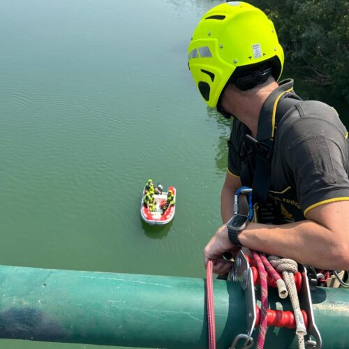 Esercitazione Protezione Civile a Casale: al lavoro i Vigili del Fuoco per simulare un salvataggio nel fiume