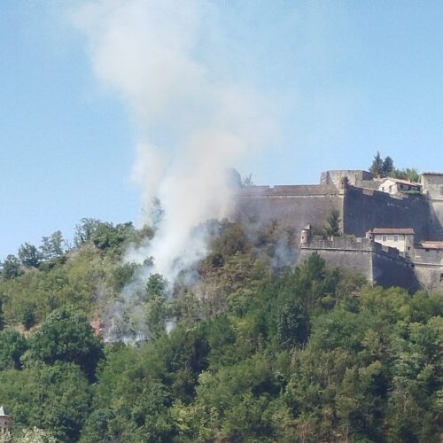 Vasto incendio boschivo a Gavi vicino al Forte