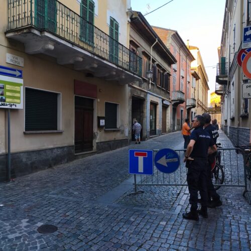 Cade tegola a Valenza: via transennata