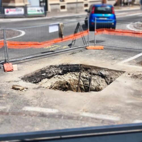 Valenza: rottura tubo alla rotonda tra viale Repubblica e viale Manzoni