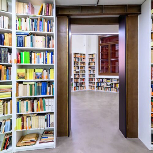 Far finta di essere Eco girando nella sua biblioteca appena aperta a Bologna