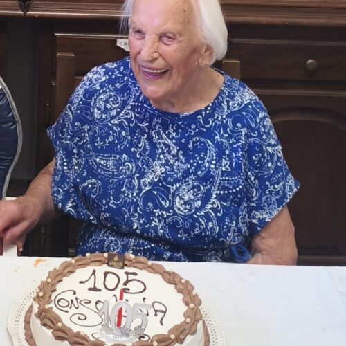 Nonna Consolina e la bisnipote Beatrice festeggiano insieme: 105 anni per lei, 2 per la piccola