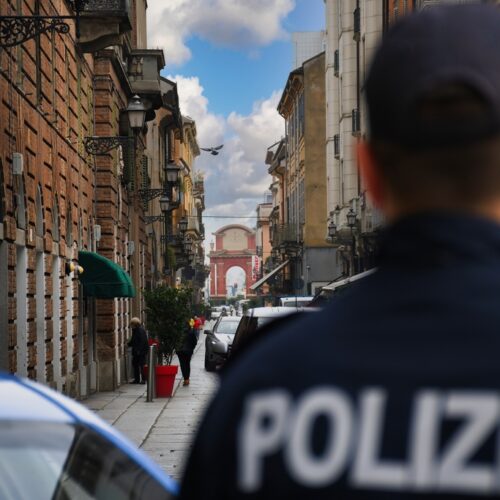Gamba e busto ormai nel vuoto al quarto piano: poliziotti evitano il suicidio di una donna