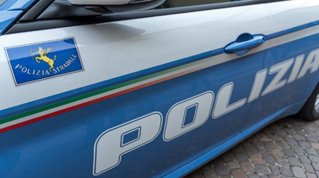 Distraggono il personale dell’Autogrill e rubano cioccolatini per 500 euro. Identificati e denunciati