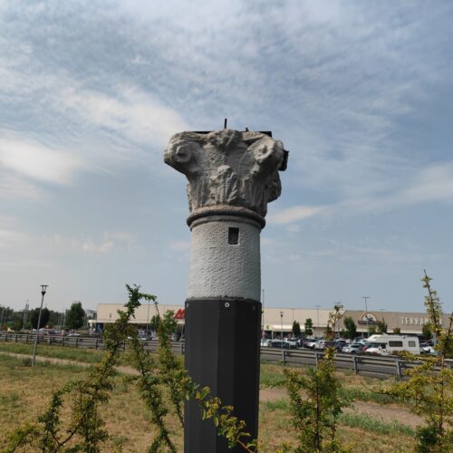 Colonna vandalizzata in piazza Alba Iulia, la proposta del consigliere Priano: “Diventi simbolo dell’inciviltà”