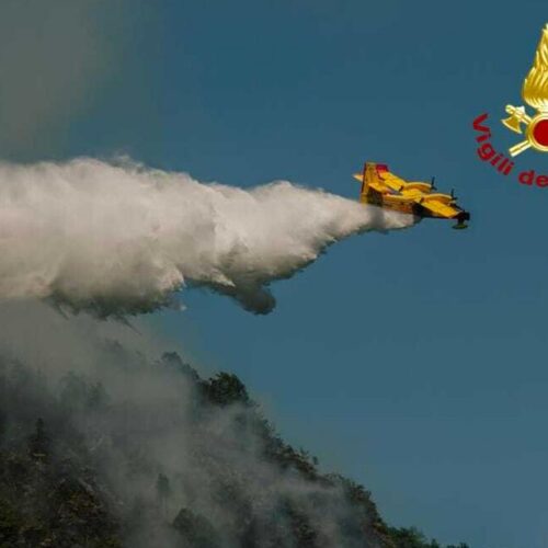 Incendi boschivi in Piemonte: sei Canadair e decine di squadre dei Vigili del Fuoco al lavoro