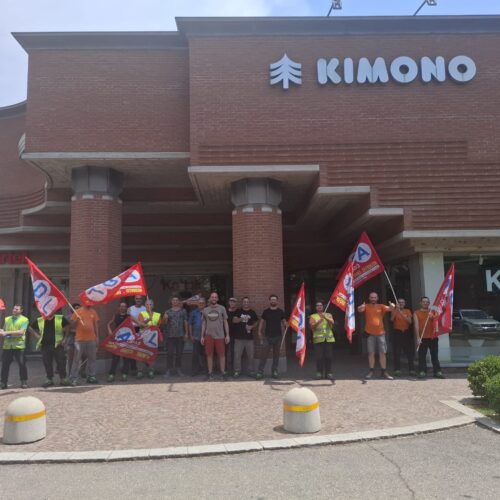 Sciopero davanti a Kimono: lavoratori della ditta ex appaltatrice del magazzino protestano per il Tfr non versato