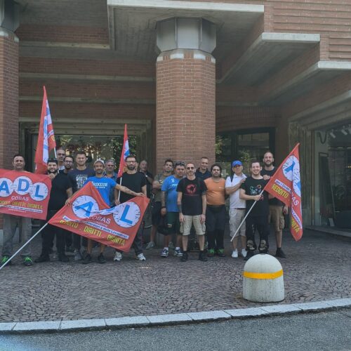 Finito lo sciopero davanti a Kimono: la società Progresso salda il Tfr ai suoi ex dipendenti del magazzino