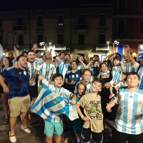 Argentina in finale ai Mondiali: ad Alessandria la festa albiceleste in piazza Santo Stefano