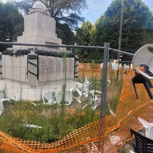 Atto vandalico ai giardini di viale Oliva: sedie scaraventate contro l’area del monumento ai Caduti