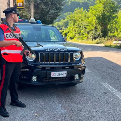Prima una coltellata alla coscia e poi lo sparo di una pistola a salve: lite tra due vicini ad Arquata