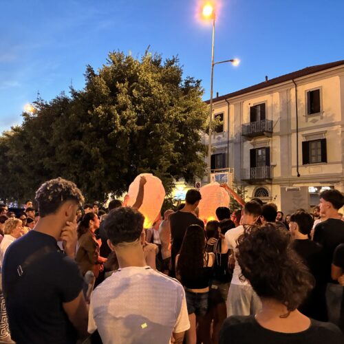 Palloncini e lanterne per il giovane Mattia Torre: a Valenza il commosso ricordo degli amici