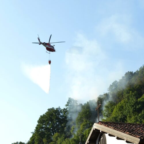 Domato l’incendio boschivo a Gavi: 23 lanci d’acqua dall’elicottero e ore di lavoro per Vigili del Fuoco e AIB
