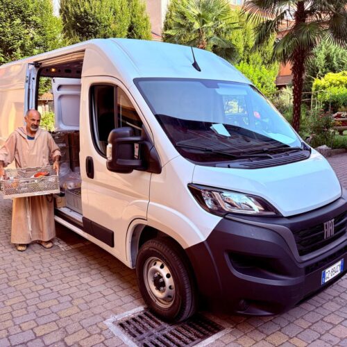 Nuovo furgone per il recupero degli alimenti a Casa San Francesco per la Mensa dei Poveri