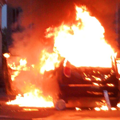 Auto in fiamme a Casale: sul posto i Vigili del Fuoco