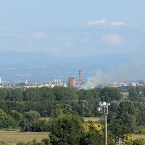 Incendio di sterpaglie nello stabilimento Syensqo di Spinetta: situazione sotto controllo