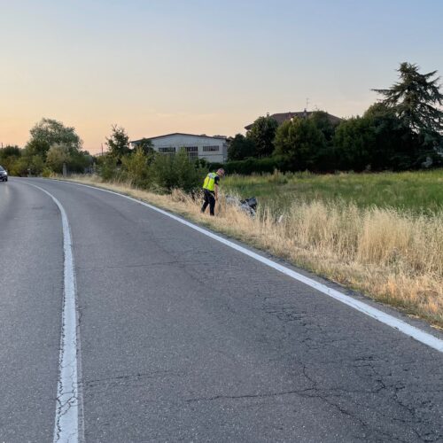 Auto fuori strada tra Alessandria e Valmadonna: sul posto la Polizia Locale e i Vigili del Fuoco