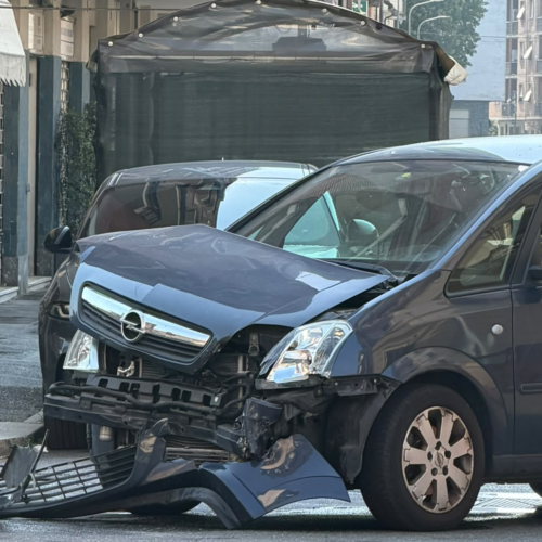 Incidente e traffico rallentato in via Tortona