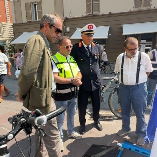 Controlli della Polizia Locale di Alessandria su monopattini e bici elettriche: il misuratore di velocità smaschera i mezzi truccati
