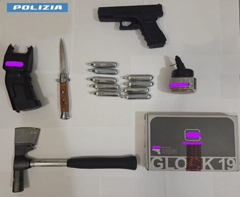 Trovati dalla Polizia Stradale di Valenza con un coltello, un martello e una pistola ad aria compressa: denunciati