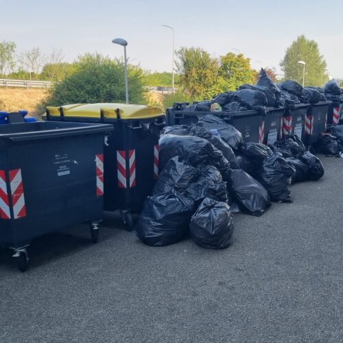 Rifiuti fuori cassonetto in viale della Valletta a Spinetta: verifiche di Amag Ambiente in corso