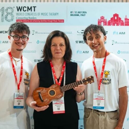 Da un letto d’ospedale a un ukulele d’oro: la storia del progetto che porta musica e sorrisi nei reparti pediatrici