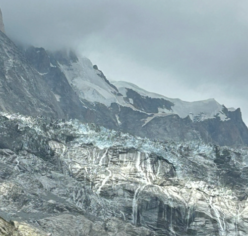 “Un ghiacciaio non sparisce in silenzio”: come stanno cambiando le nostre montagne